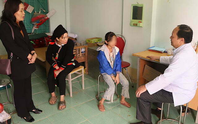 Đoàn công tác của Sở Y tế thăm khám cho học sinh mắc chứng rối loạn phân ly tập thể. Ảnh: Sở Y tế Cao Bằng