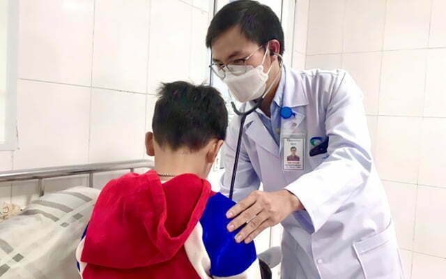 Bác sĩ kiểm tra sức khỏe cho bệnh nhi tại Bệnh viện Bãi Cháy. Ảnh: Bệnh viện cung cấp