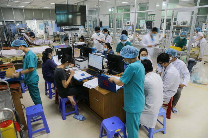 Nhân viên y tế làm việc tại Bệnh Nhiệt đới TP HCM, tháng 6/2022. Ảnh: Quỳnh Trần
