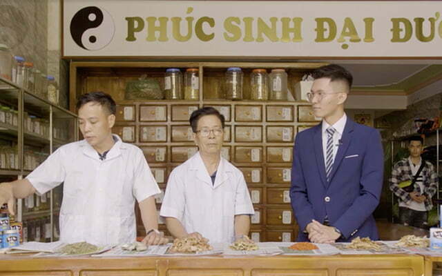 Ông Đặng Xuân Phát (giữa) và ông Đặng Xuân Huy (bìa trái) tự nhận bào chế ra "thần dược", hướng dẫn "diễn viên" đóng giả người bệnh uống "thuốc" Minh Mục Đan - Ảnh: Q.T.
