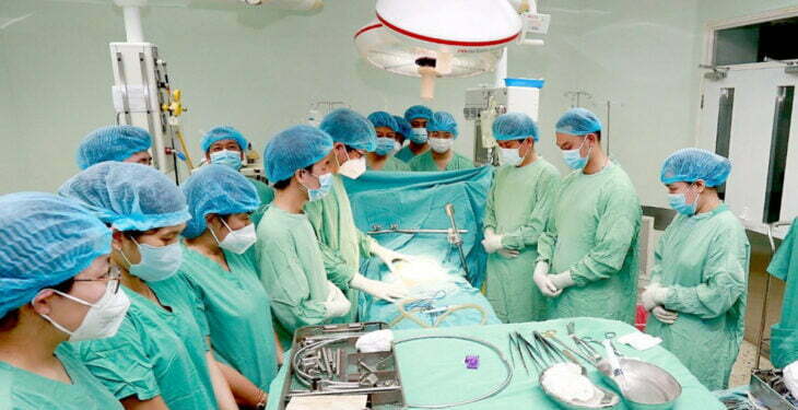 Bác sĩ cúi đầu tri ân bệnh nhân trước khi nhận tạng