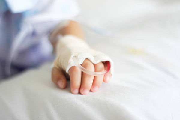 Trẻ 4 tháng tuổi được người lớn bế chuyền tay nhau, xốc nách và rung lắc. Một ngày sau, trẻ cấp cứu vì hội chứng rung lắc, xuất huyết não.